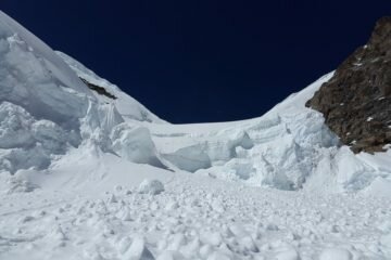 V Krkonoších stouplo nebezpečí lavin na třetí stupeň, hrozí silný vítr