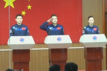 Tři čínští astronauti se po půl roce na vesmírné stanici vrátili na Zemi
